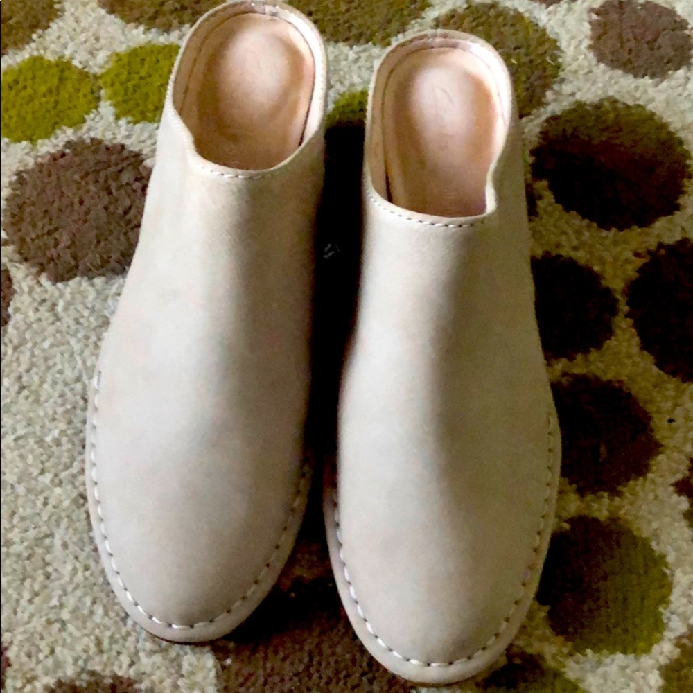 Clarks. Spiced Isla in tan suede. Worn only once.